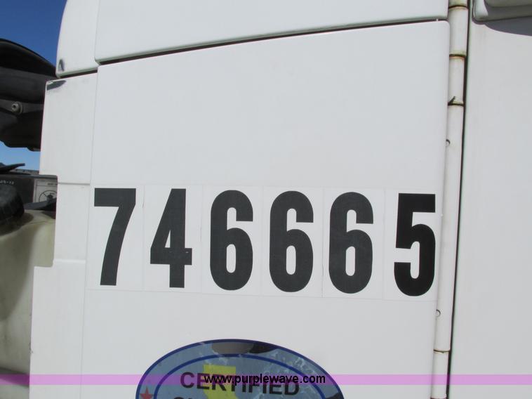 image for item I4193 2009 Freightliner Columbia 120 semi truck