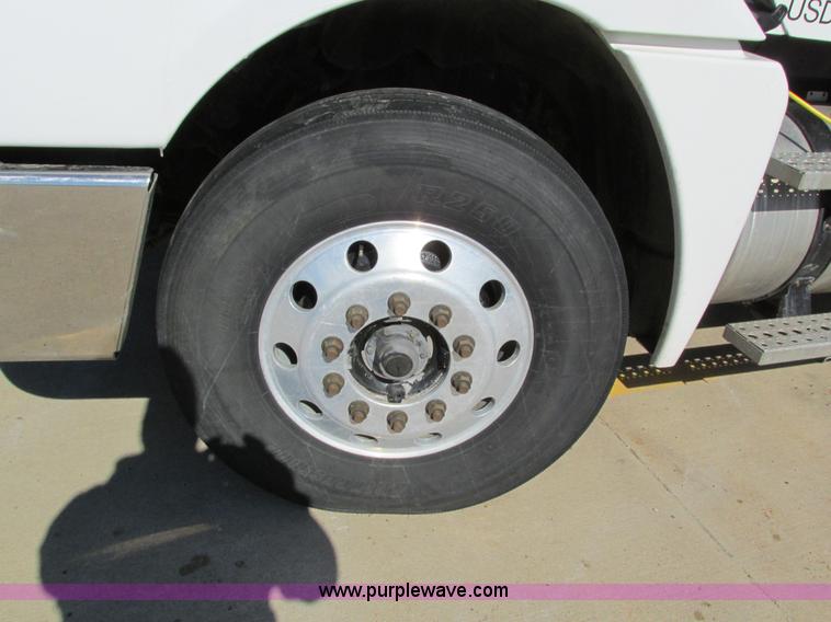 image for item I4193 2009 Freightliner Columbia 120 semi truck