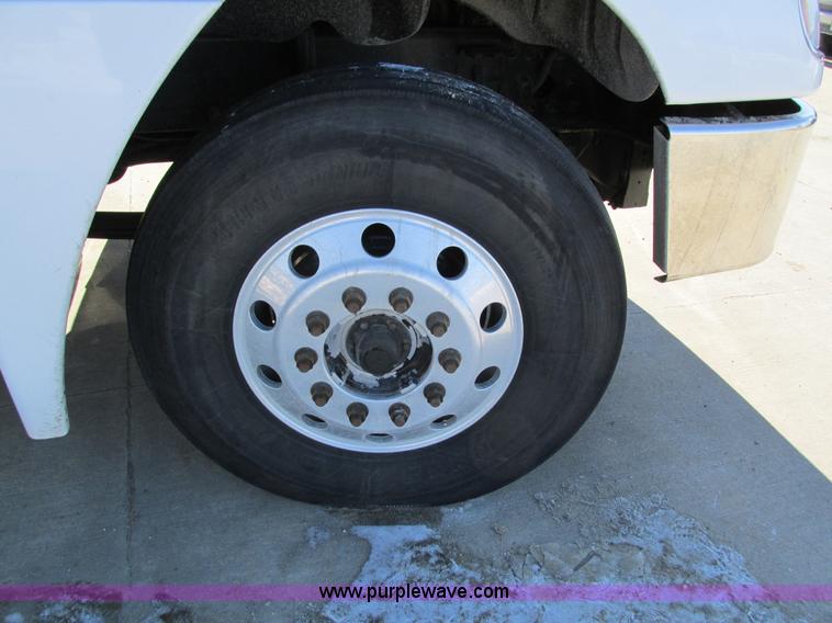 image for item I4193 2009 Freightliner Columbia 120 semi truck