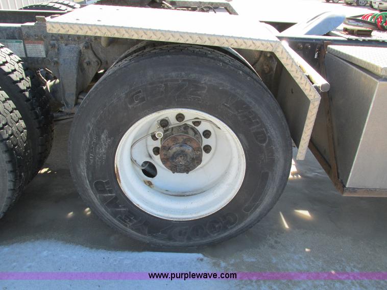 image for item I4193 2009 Freightliner Columbia 120 semi truck