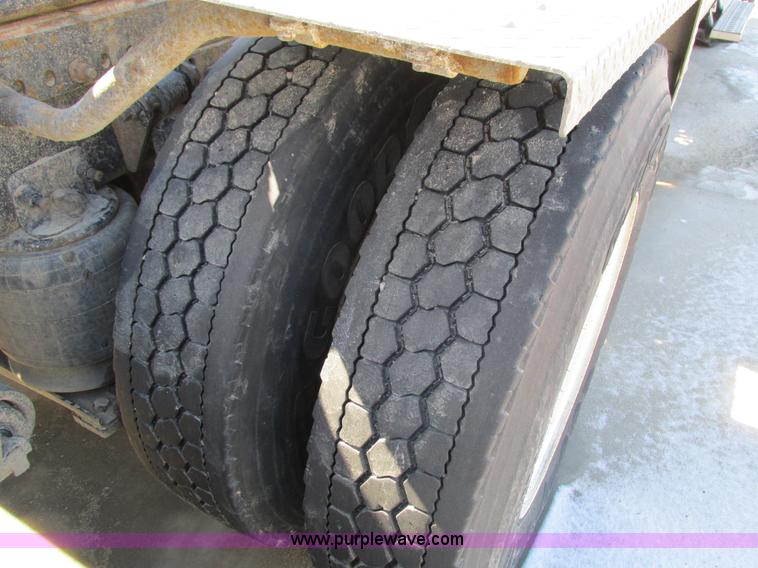 image for item I4193 2009 Freightliner Columbia 120 semi truck