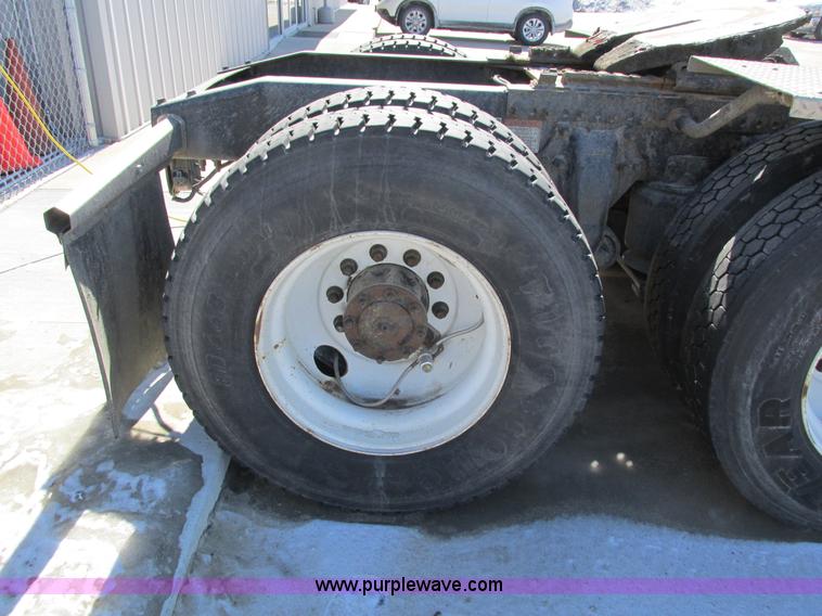 image for item I4193 2009 Freightliner Columbia 120 semi truck