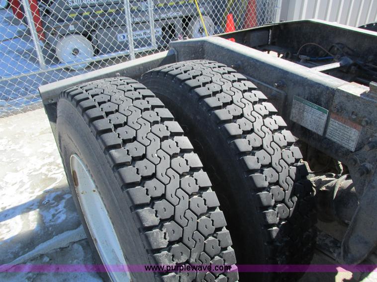 image for item I4193 2009 Freightliner Columbia 120 semi truck