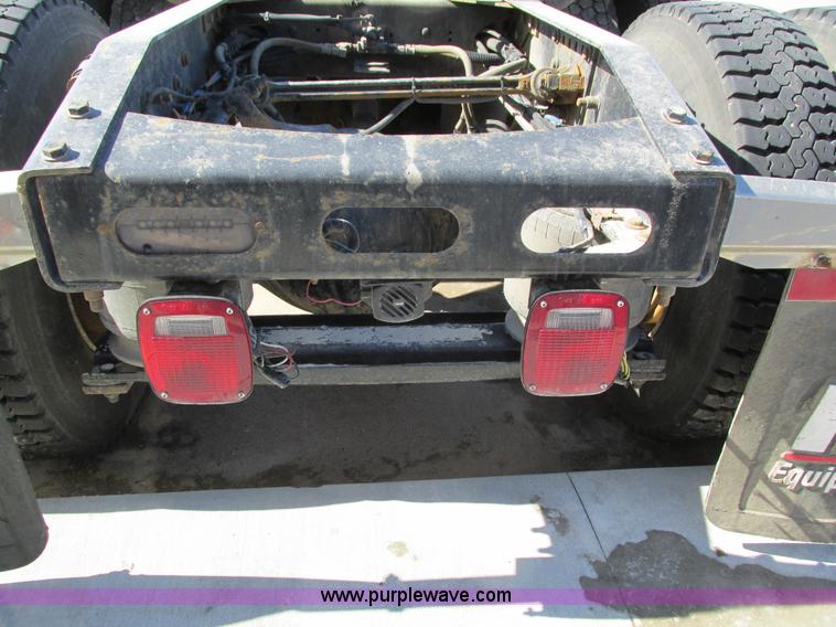 image for item I4193 2009 Freightliner Columbia 120 semi truck