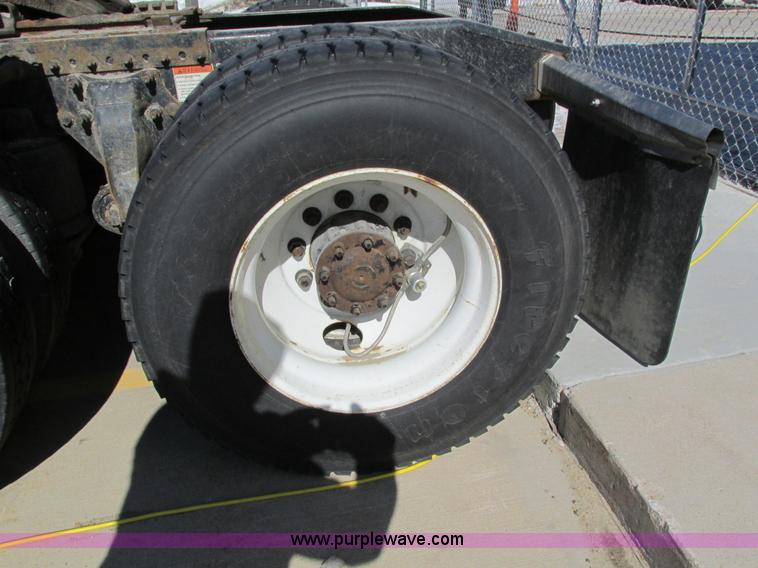 image for item I4193 2009 Freightliner Columbia 120 semi truck