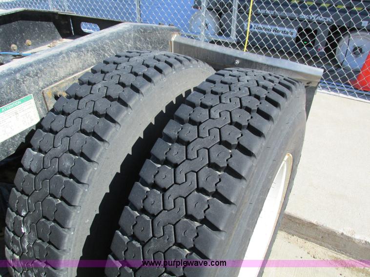 image for item I4193 2009 Freightliner Columbia 120 semi truck