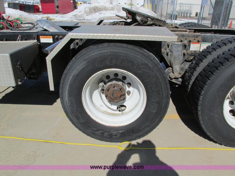 image for item I4193 2009 Freightliner Columbia 120 semi truck