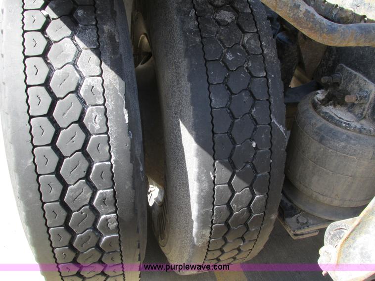 image for item I4193 2009 Freightliner Columbia 120 semi truck