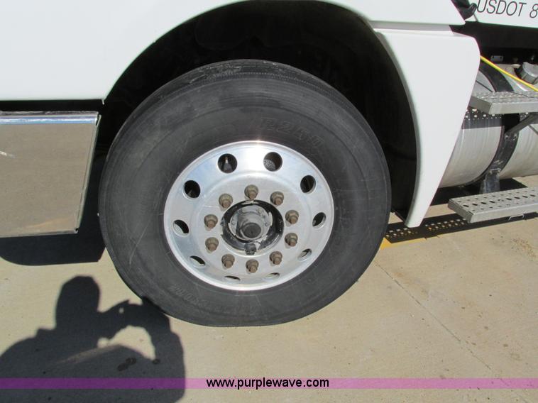 image for item I4193 2009 Freightliner Columbia 120 semi truck