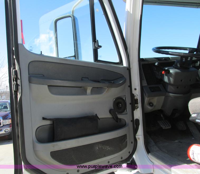 image for item I4193 2009 Freightliner Columbia 120 semi truck