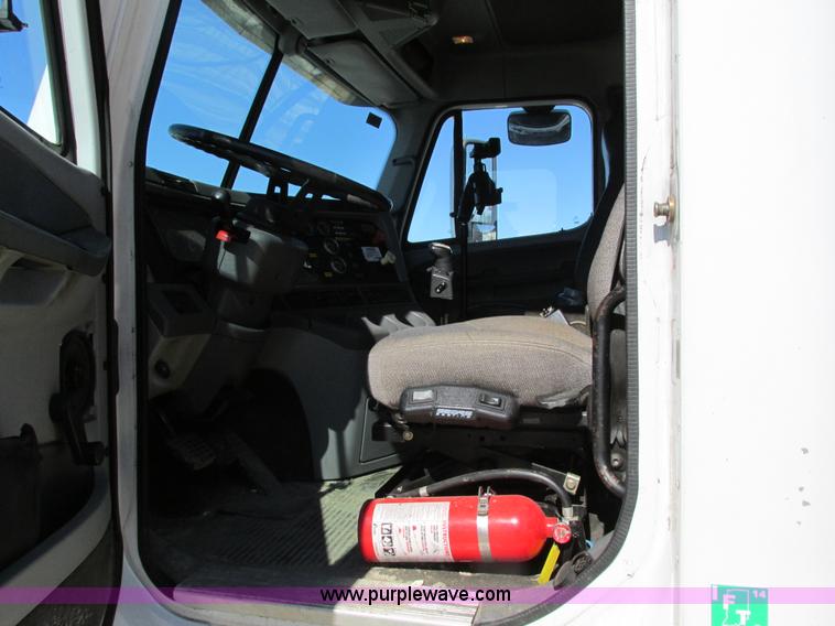 image for item I4193 2009 Freightliner Columbia 120 semi truck