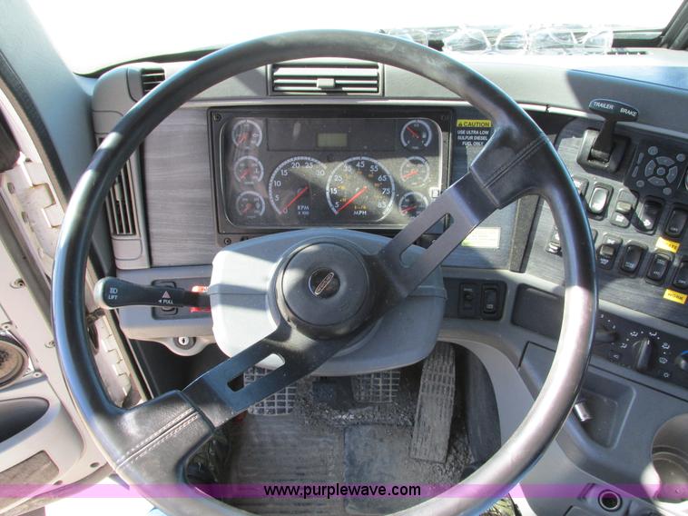 image for item I4193 2009 Freightliner Columbia 120 semi truck