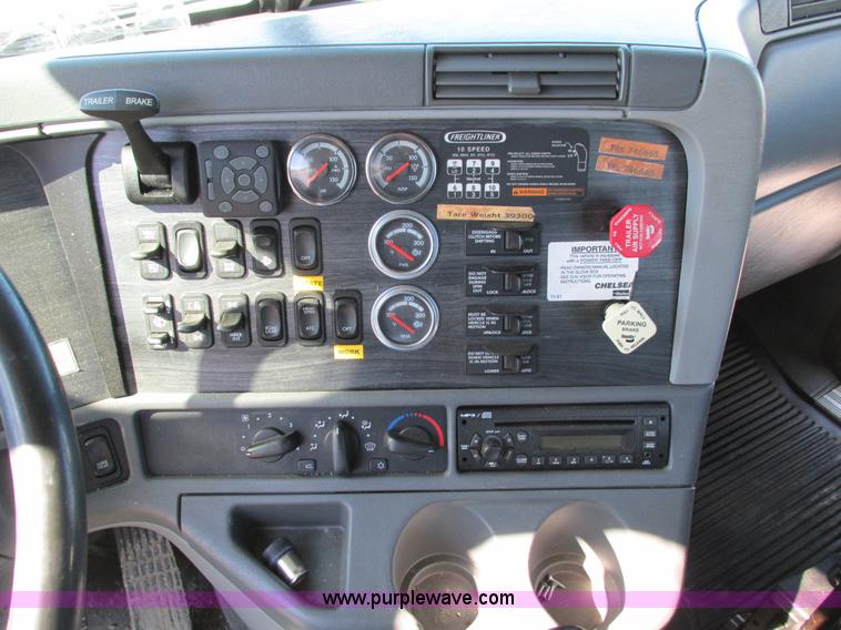 image for item I4193 2009 Freightliner Columbia 120 semi truck