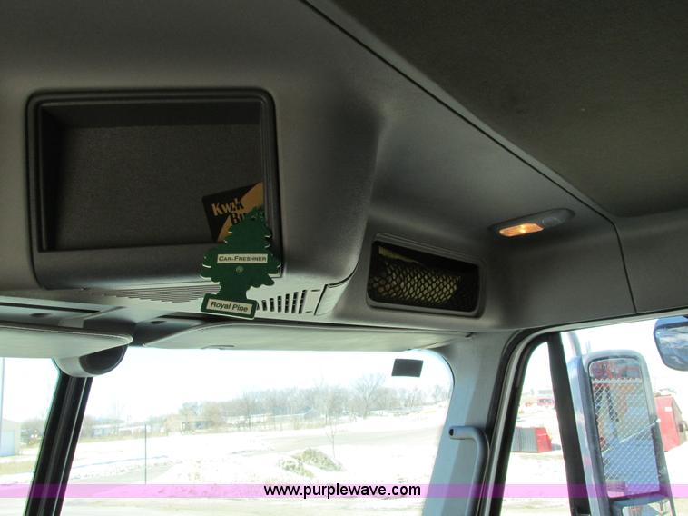 image for item I4193 2009 Freightliner Columbia 120 semi truck