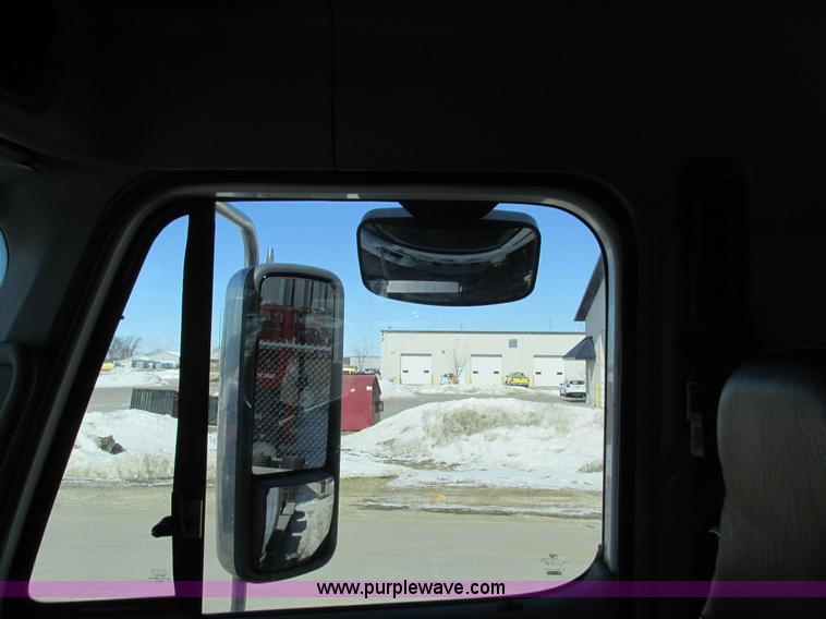 image for item I4193 2009 Freightliner Columbia 120 semi truck