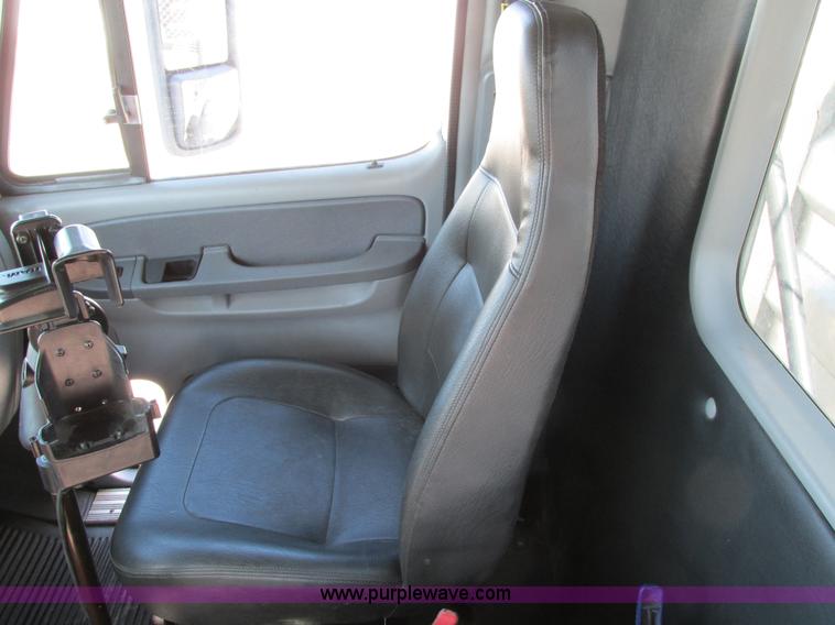 image for item I4193 2009 Freightliner Columbia 120 semi truck