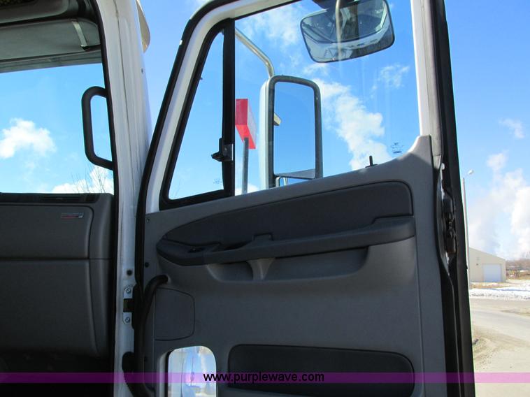 image for item I4193 2009 Freightliner Columbia 120 semi truck