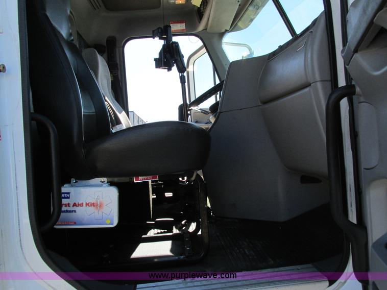 image for item I4193 2009 Freightliner Columbia 120 semi truck