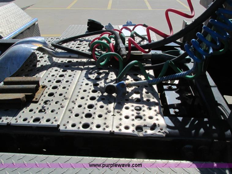 image for item I4193 2009 Freightliner Columbia 120 semi truck