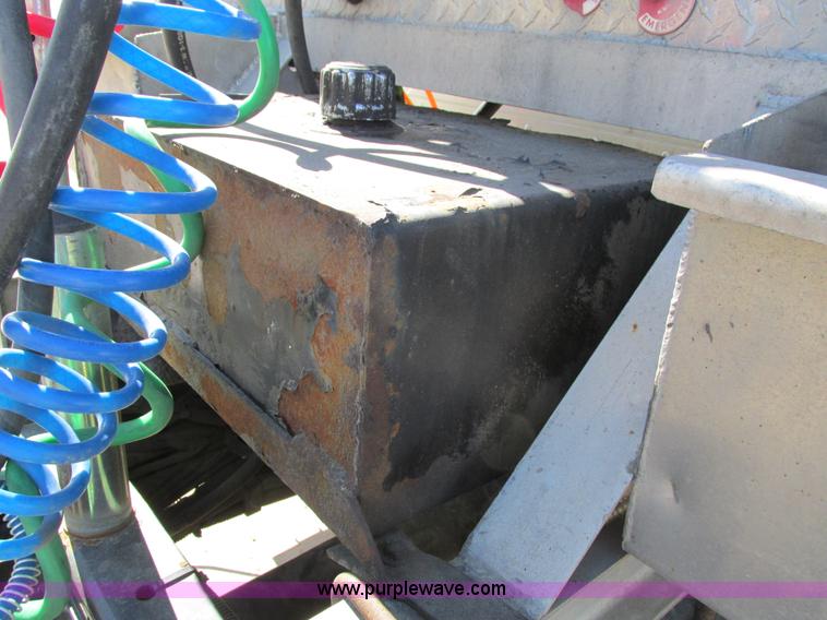 image for item I4193 2009 Freightliner Columbia 120 semi truck