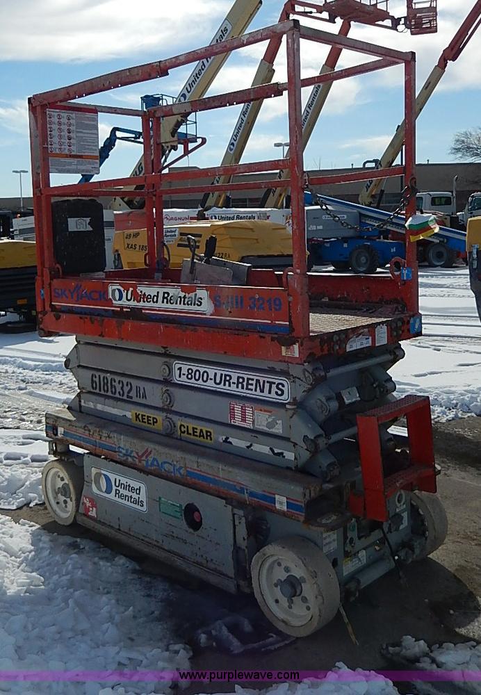 image for item I9337 2006 Skyjack SJIII3219 electric scissor lift