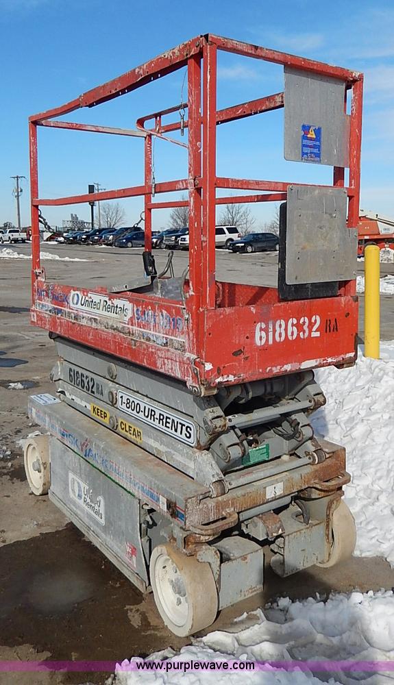 image for item I9337 2006 Skyjack SJIII3219 electric scissor lift