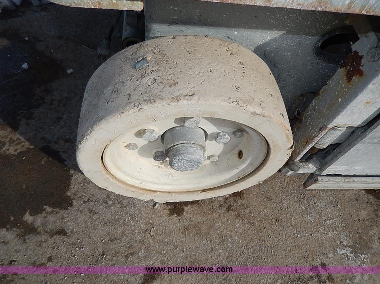 image for item I9337 2006 Skyjack SJIII3219 electric scissor lift