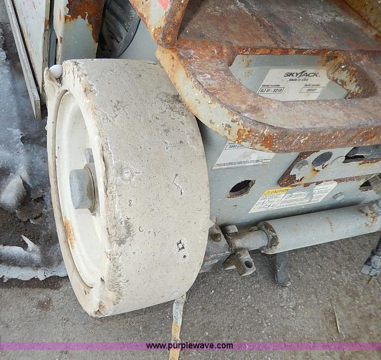 image for item I9337 2006 Skyjack SJIII3219 electric scissor lift