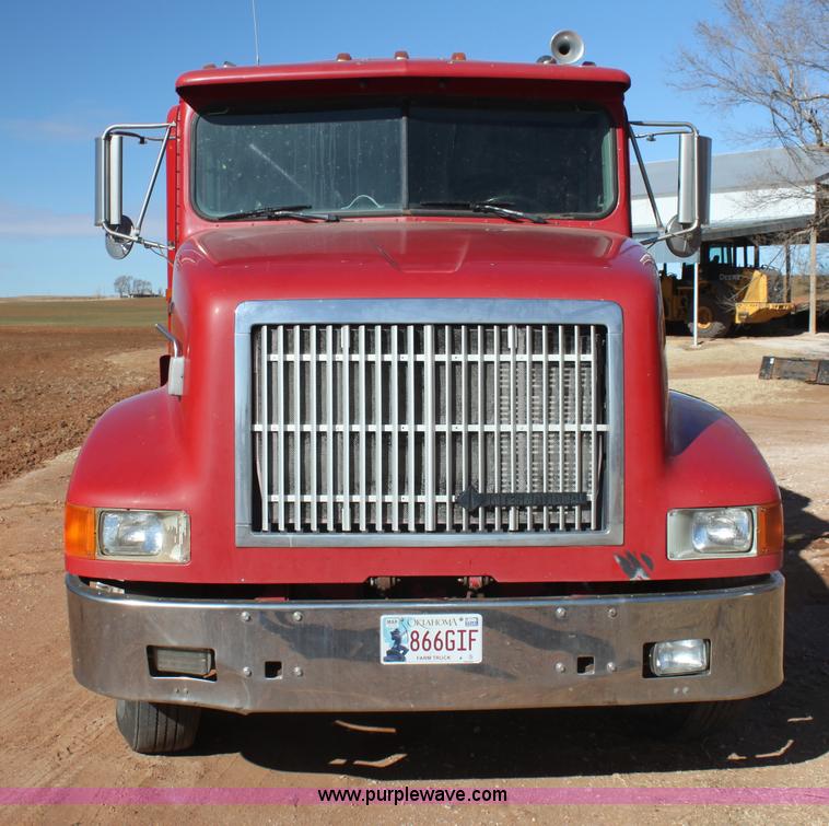 image for item AJ9496 1995 International 9200 semi truck
