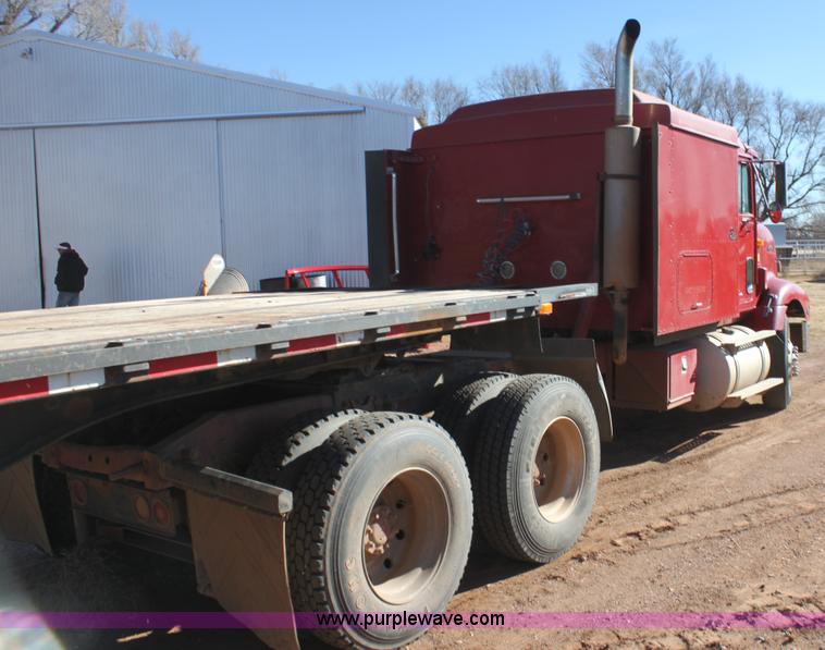 image for item AJ9496 1995 International 9200 semi truck