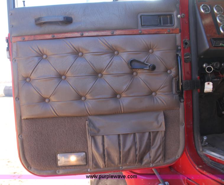 image for item AJ9496 1995 International 9200 semi truck