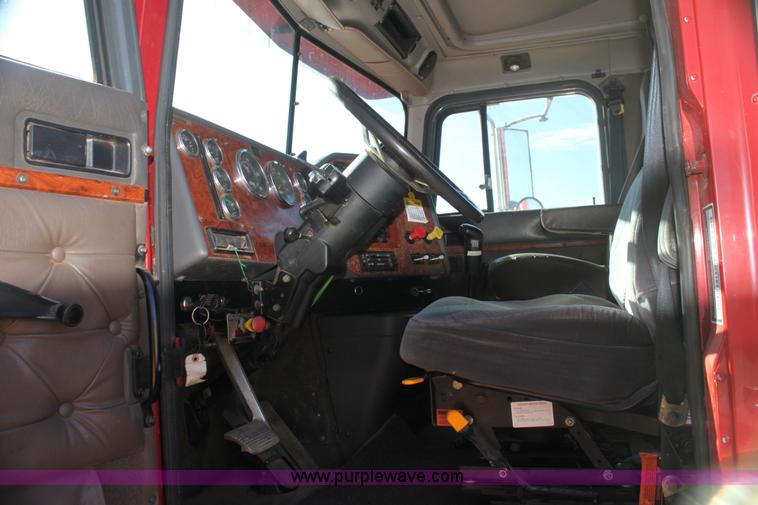 image for item AJ9496 1995 International 9200 semi truck