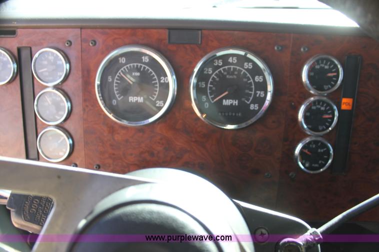 image for item AJ9496 1995 International 9200 semi truck