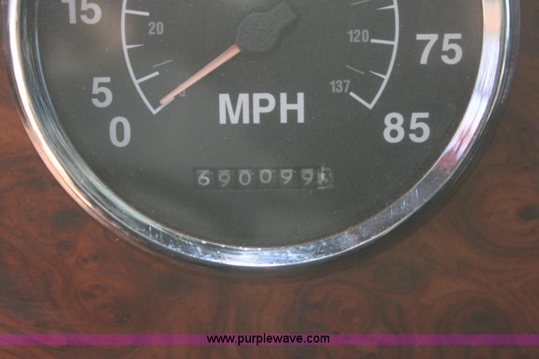 image for item AJ9496 1995 International 9200 semi truck