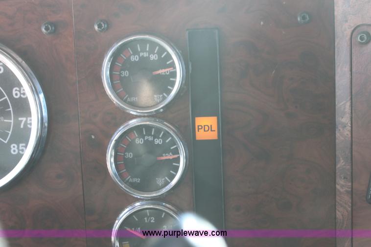 image for item AJ9496 1995 International 9200 semi truck