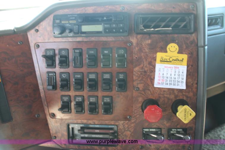 image for item AJ9496 1995 International 9200 semi truck