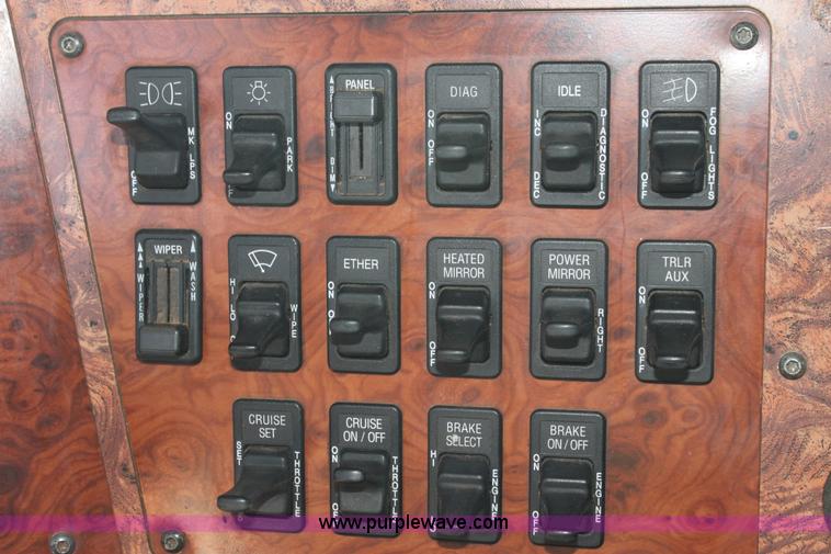 image for item AJ9496 1995 International 9200 semi truck