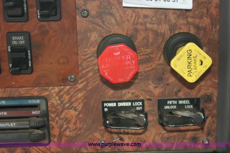 image for item AJ9496 1995 International 9200 semi truck