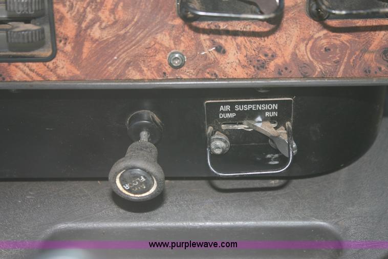 image for item AJ9496 1995 International 9200 semi truck