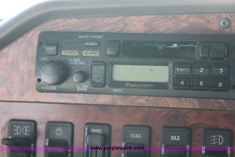 image for item AJ9496 1995 International 9200 semi truck