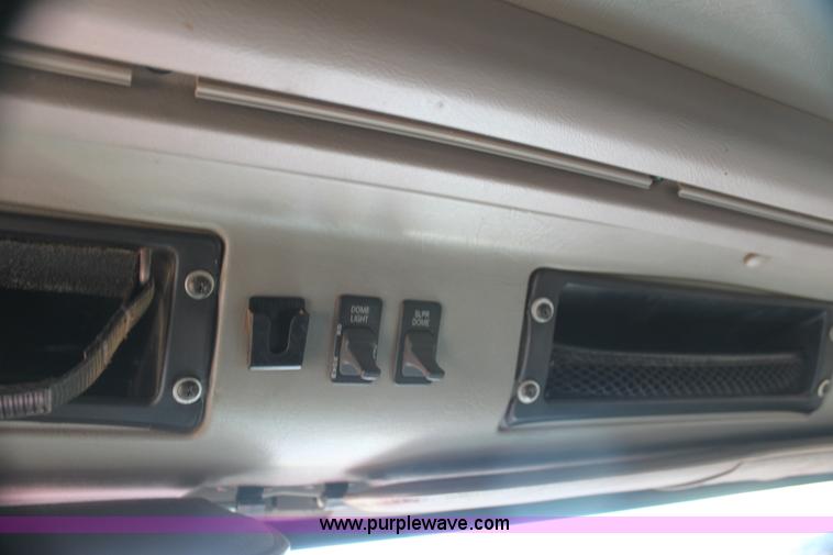 image for item AJ9496 1995 International 9200 semi truck