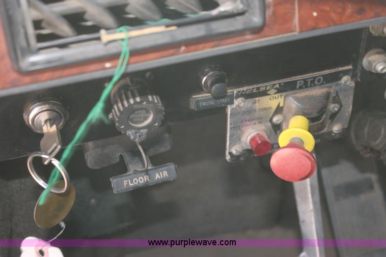 image for item AJ9496 1995 International 9200 semi truck