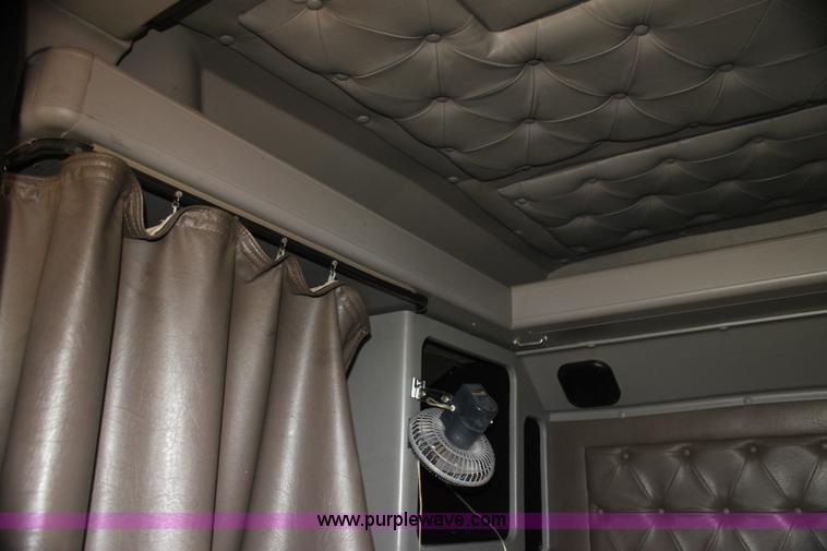 image for item AJ9496 1995 International 9200 semi truck