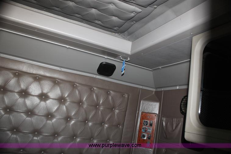 image for item AJ9496 1995 International 9200 semi truck