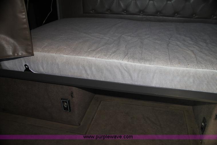 image for item AJ9496 1995 International 9200 semi truck