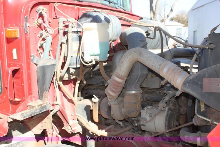 image for item AJ9496 1995 International 9200 semi truck