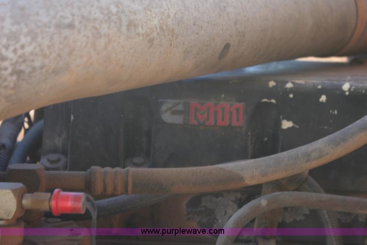 image for item AJ9496 1995 International 9200 semi truck