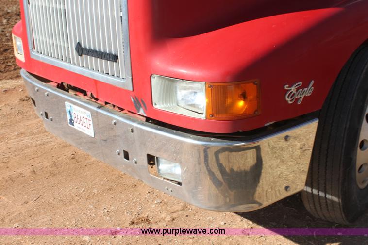 image for item AJ9496 1995 International 9200 semi truck