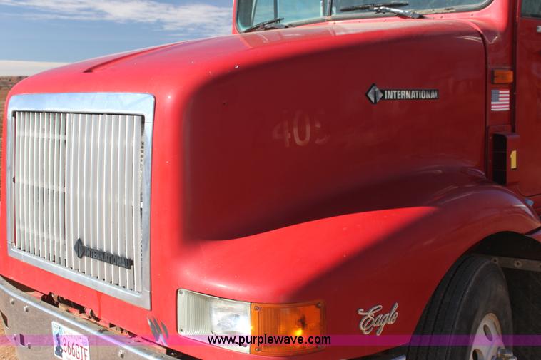 image for item AJ9496 1995 International 9200 semi truck