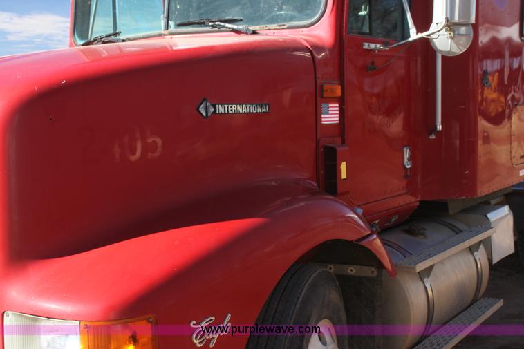image for item AJ9496 1995 International 9200 semi truck